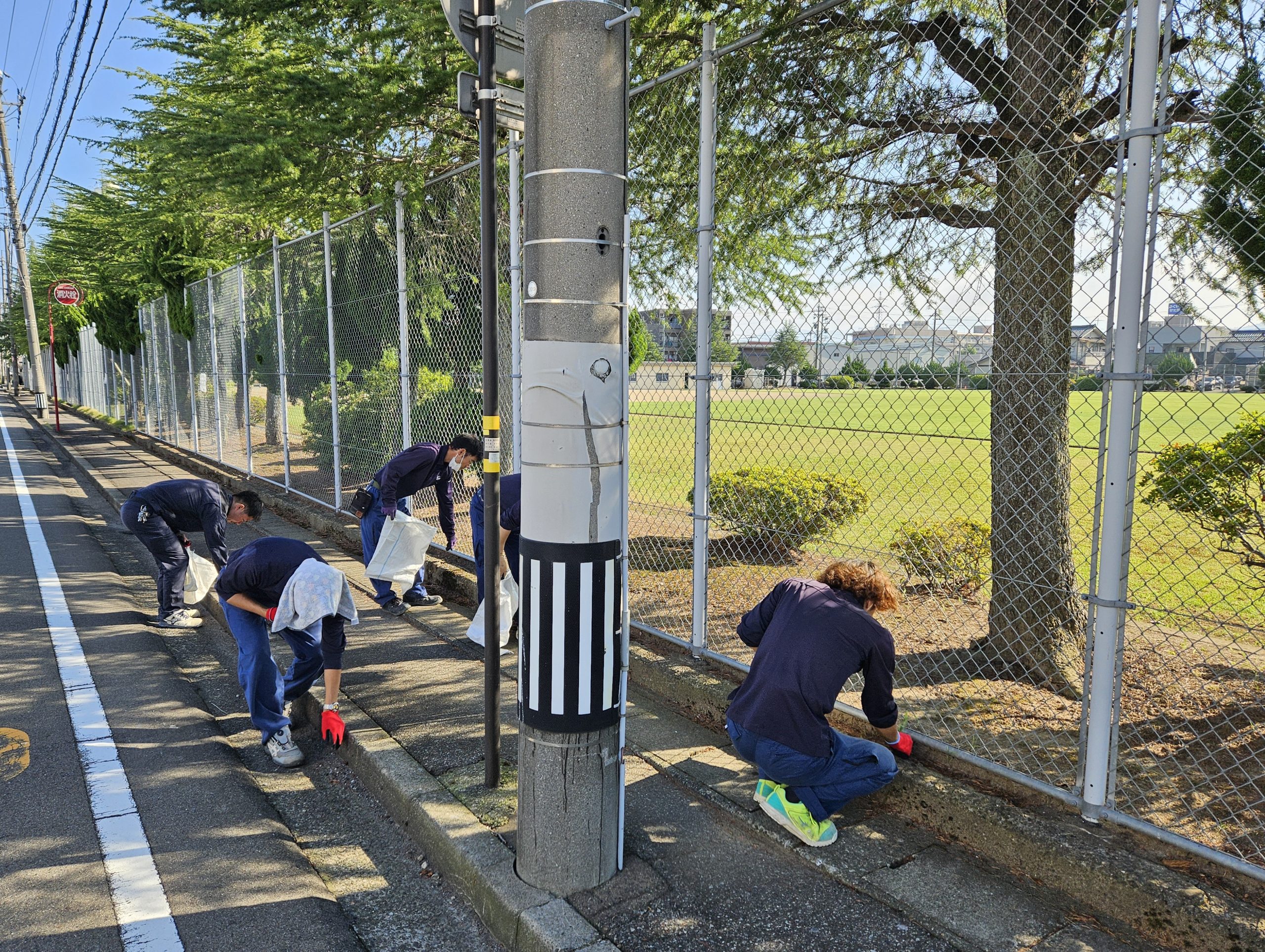 地域貢献活動　成和公園周りを清掃しました。