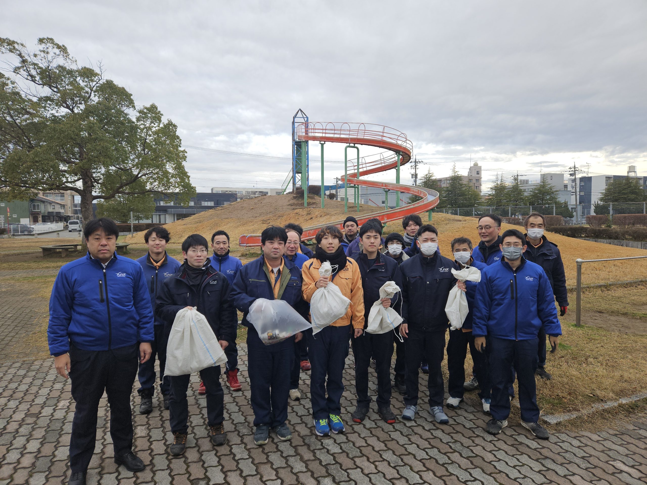 地域貢献活動　成和公園周辺を清掃しました。