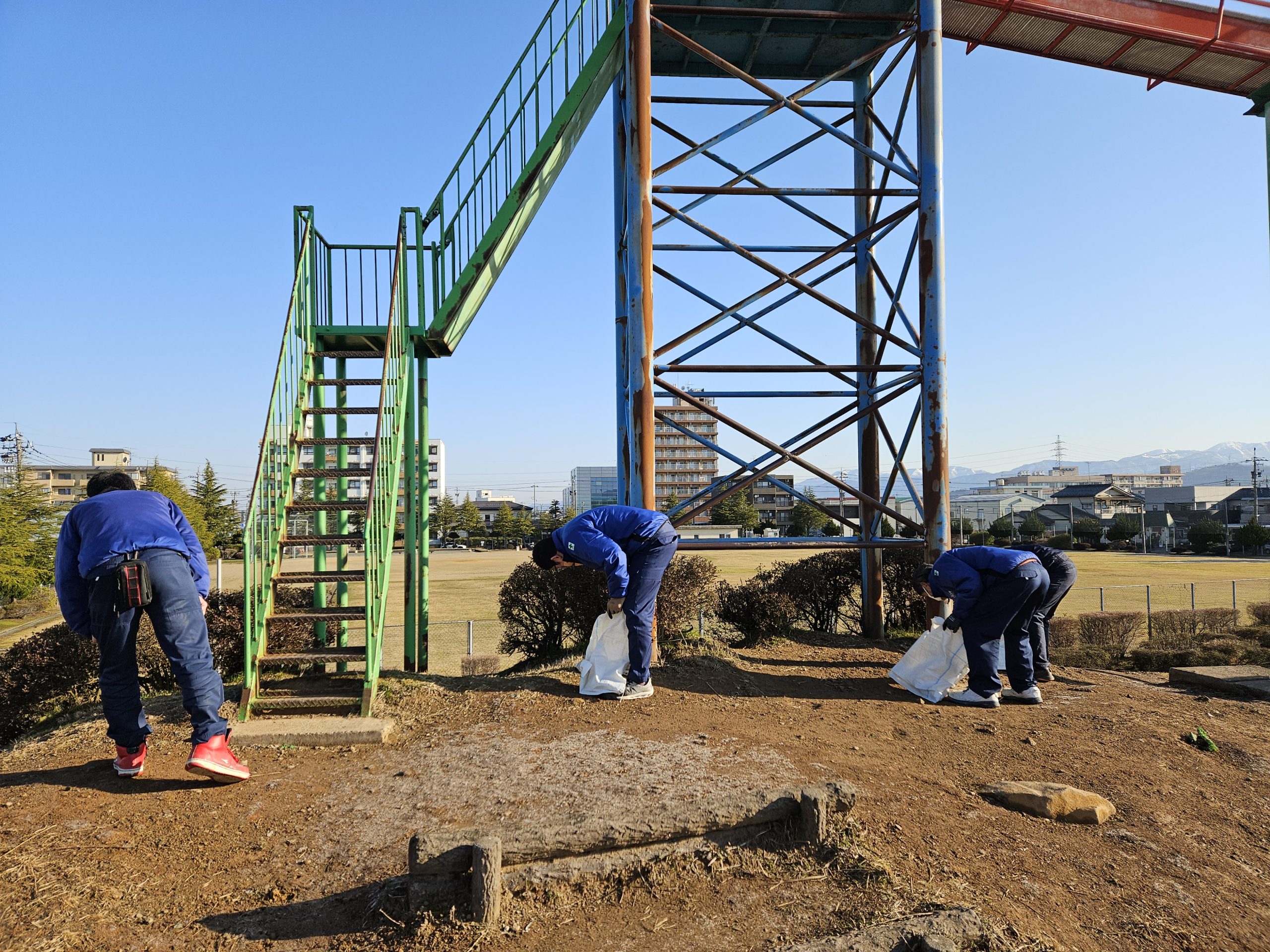 地域貢献活動　成和公園及び会社周辺を清掃しました。