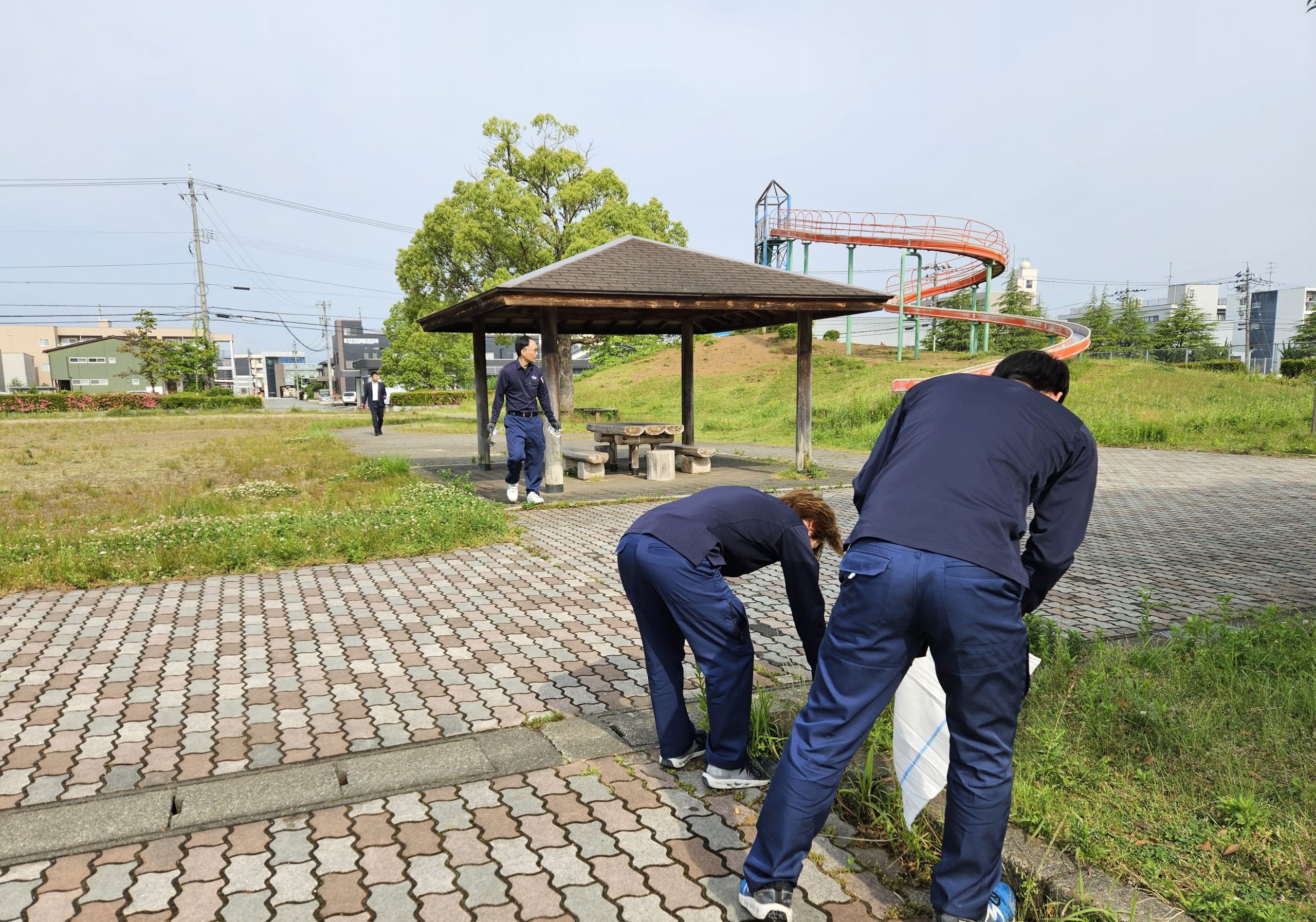 地域貢献活動　成和公園周辺を清掃しました。
