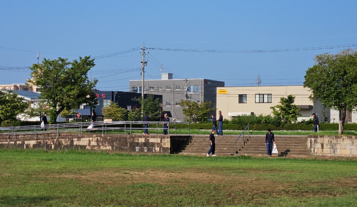 地域貢献活動　成和公園周辺を清掃しました。