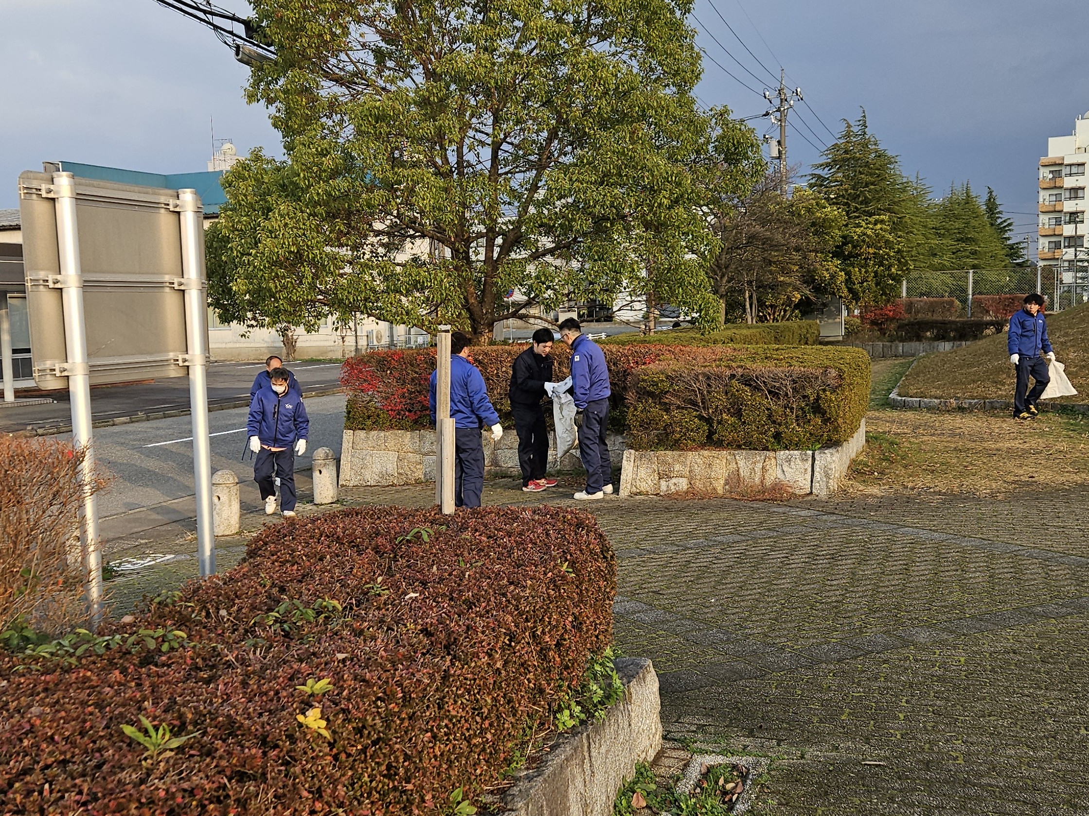 地域貢献活動　成和公園周辺を清掃しました。