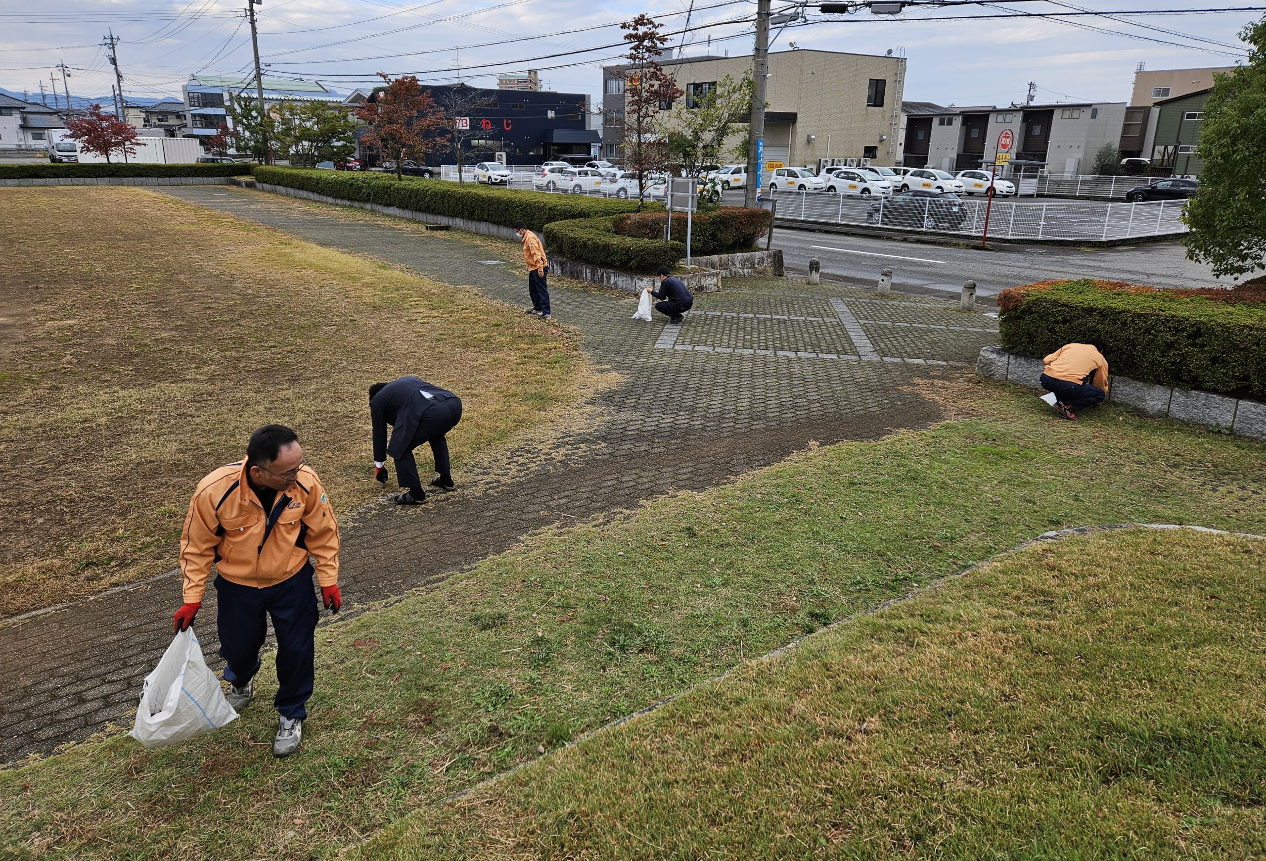 地域貢献活動　会社周辺の清掃を行いました。