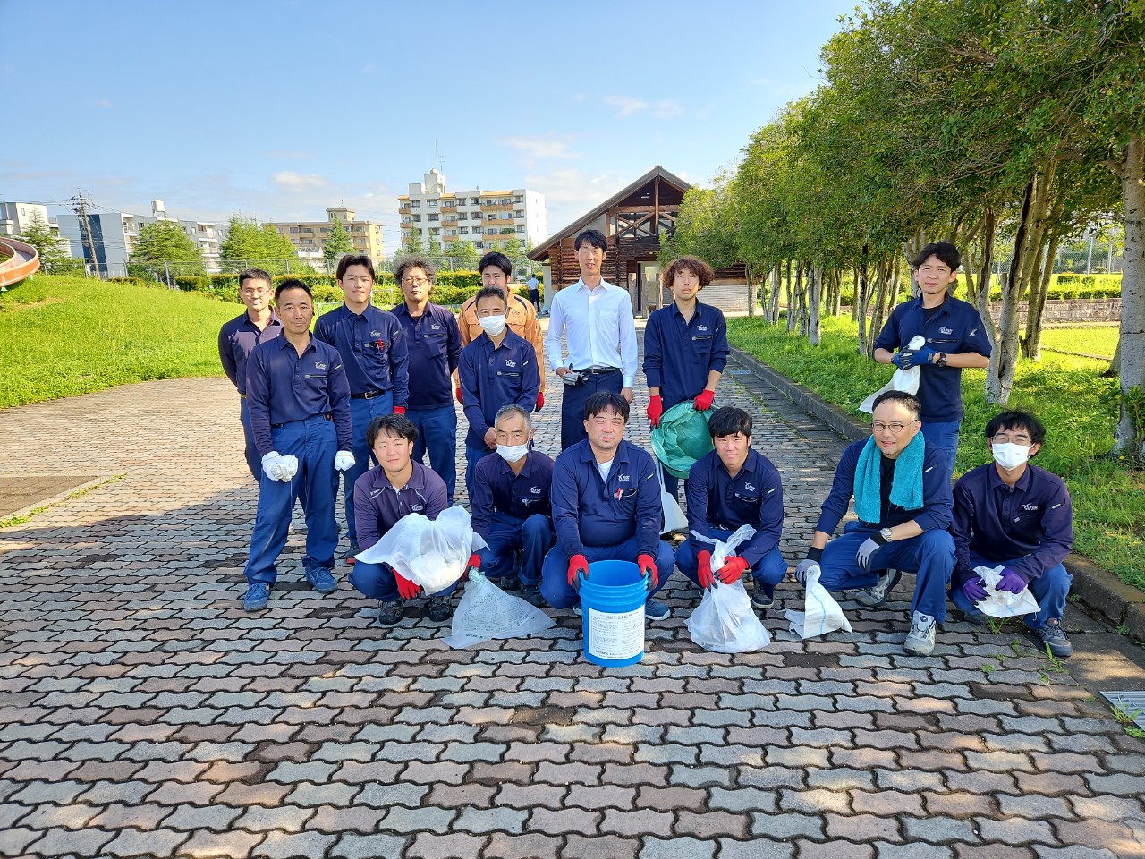 地域貢献活動として成和公園の清掃を行いました。